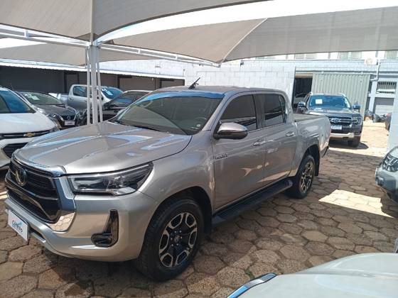 TOYOTA HILUX 2.8 D-4D TURBO DIESEL CD SRX LIMITED 4X4 AUTOMÁTICO